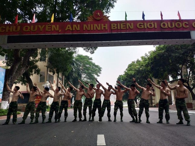 Những chàng lính Việt "6 múi" cực ngầu khiến hội chị em ráo riết truy lùng danh tính ảnh 4