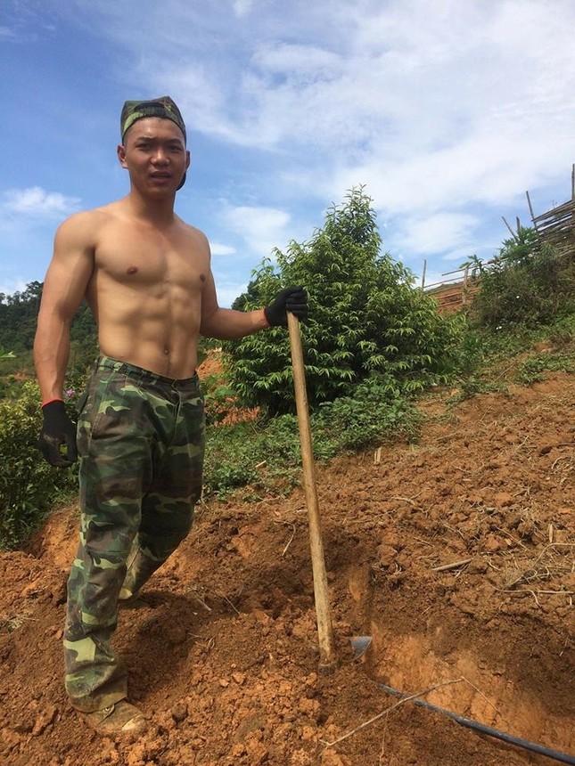 Những chàng lính Việt "6 múi" cực ngầu khiến hội chị em ráo riết truy lùng danh tính ảnh 6
