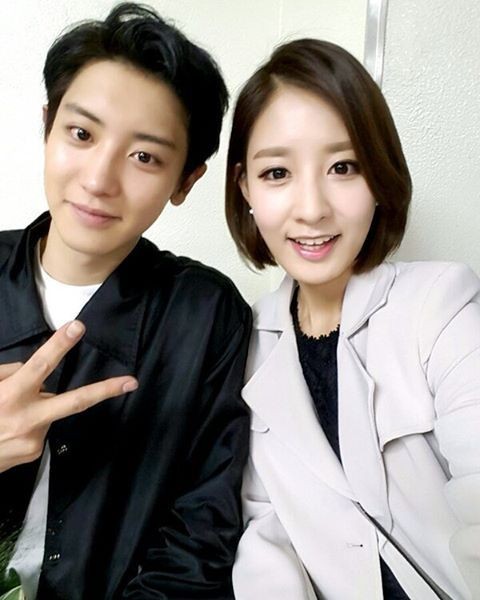 Chanyeol (EXO) xúc động hát mừng trong lễ kết hôn của chị gái Yoora ảnh 3