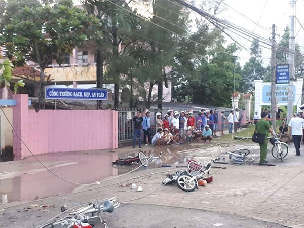 6 học sinh bị điện giật trước cổng trường: Mọi người gào thét trong bất lực ảnh 1