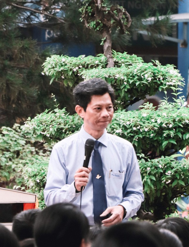TP.HCM: Thầy hiệu trưởng mới của teen THPT Nguyễn Thượng Hiền được đón tiếp như “ngôi sao hạng A” ảnh 3