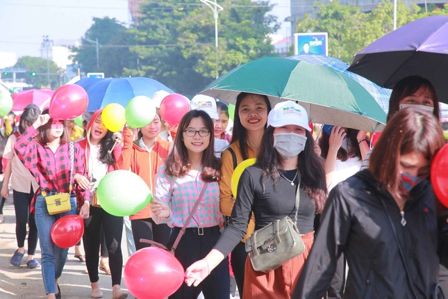Sinh viên Đại học Vinh hào hứng hưởng ứng cuộc thi “Biến đổi khí hậu với cuộc sống” ảnh 2