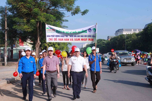 Sinh viên Đại học Vinh hào hứng hưởng ứng cuộc thi “Biến đổi khí hậu với cuộc sống” ảnh 1