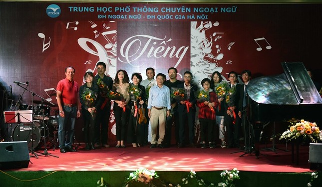 Teen THPT chuyên Ngoại ngữ thể hiện đam mê âm nhạc trong sự kiện "Tiếng Thu" của trường ảnh 5