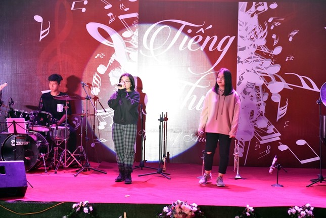Teen THPT chuyên Ngoại ngữ thể hiện đam mê âm nhạc trong sự kiện "Tiếng Thu" của trường ảnh 4