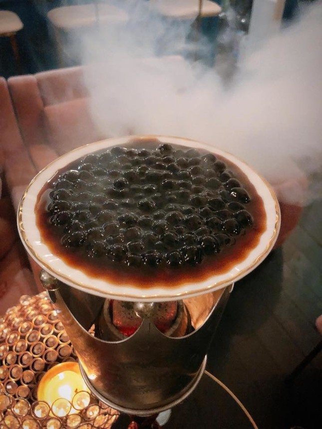 Không chỉ dùng ở món ăn, trân châu đường đen còn được kết hợp... bóng cười? ảnh 1