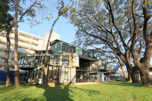 Độc đáo trường Đại học được xây bằng 22 thùng container tái chế đẹp mê người tại Chiangmai ảnh 1