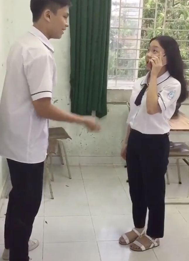 Học sinh Sài Gòn diễn cảnh phim Hậu Duệ Mặt Trời "xuất thần" đến nỗi vỡ cả iPhone X ảnh 4