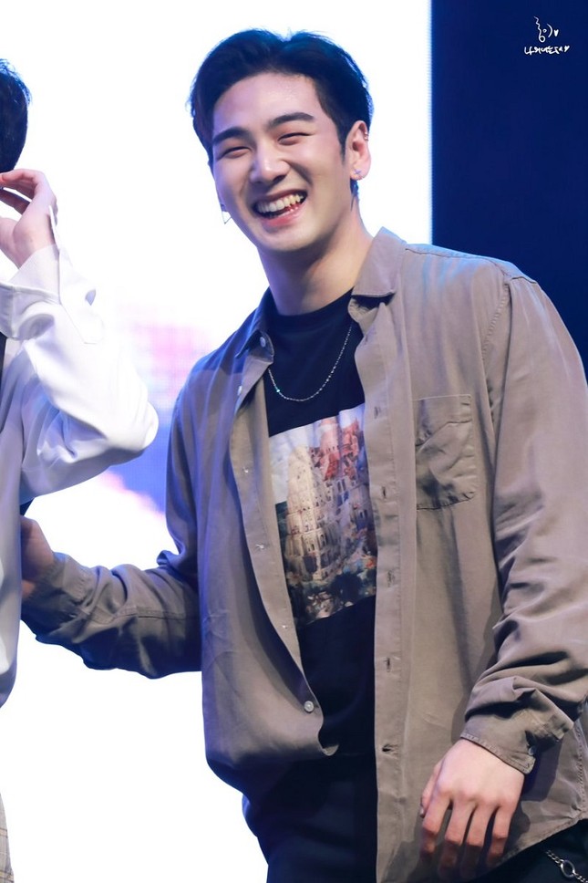 Mời Baekho (NU’EST) làm mẫu bìa, tạp chí hàng đầu phải lùi ngày phát hành vì… in không kịp ảnh 4