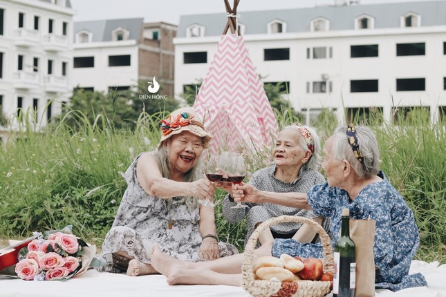 "Hội chị em" U90 quyết định "lên đồ" đi "picnic" trong viện dưỡng lão mừng ngày 20/10 ảnh 2