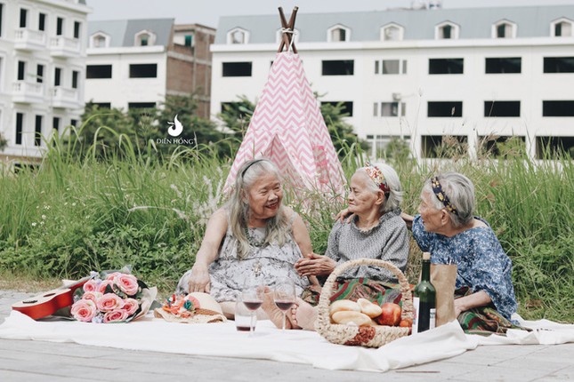 "Hội chị em" U90 quyết định "lên đồ" đi "picnic" trong viện dưỡng lão mừng ngày 20/10 ảnh 4