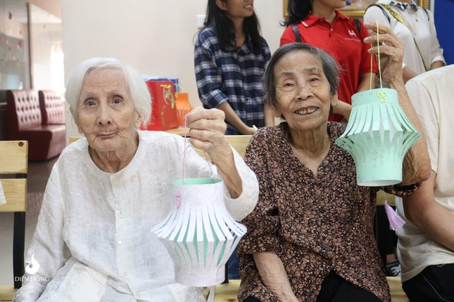 "Hội chị em" U90 quyết định "lên đồ" đi "picnic" trong viện dưỡng lão mừng ngày 20/10 ảnh 6