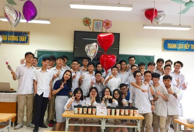 Quà 20/10 "chất chơi" của 31 bạn nam tặng 4 nữ sinh cùng lớp khiến ai cũng phải ghen tỵ ảnh 1