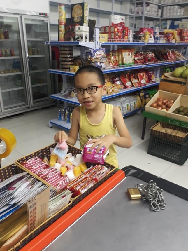 Dư âm 20/10: Nửa đêm cậu bé lặn lội đi mua băng vệ sinh làm quà tặng mẹ ảnh 2