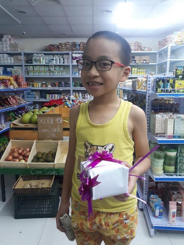 Dư âm 20/10: Nửa đêm cậu bé lặn lội đi mua băng vệ sinh làm quà tặng mẹ ảnh 3