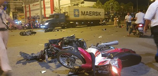 TP.HCM: Xe BMW tông nát 5 xe máy dừng đèn đỏ làm 6 người thương vong ảnh 1