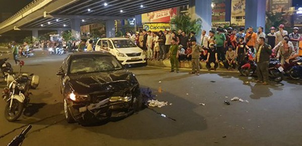 TP.HCM: Xe BMW tông nát 5 xe máy dừng đèn đỏ làm 6 người thương vong ảnh 2