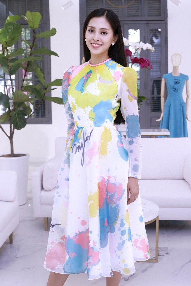 Hoa hậu Tiểu Vy khoe thần thái rạng rỡ trong thiết kế mới của Lê Thành Hòa ảnh 3