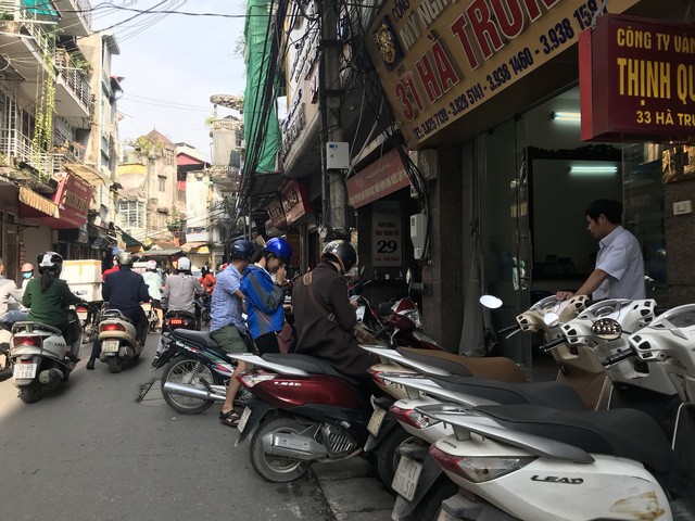 Hà Nội: Sợ bị phạt, nhiều người bỏ ngủ trưa tìm chỗ đổi USD ảnh 1