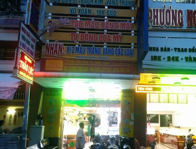 Hà Nội: Sợ bị phạt, nhiều người bỏ ngủ trưa tìm chỗ đổi USD ảnh 4