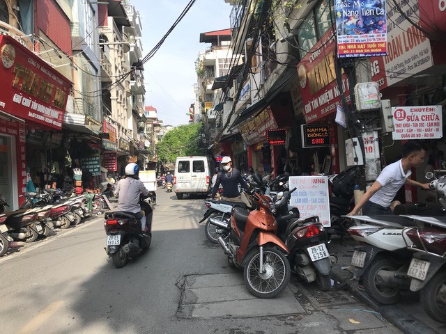 Hà Nội: Sợ bị phạt, nhiều người bỏ ngủ trưa tìm chỗ đổi USD ảnh 3