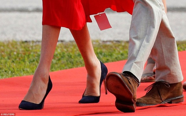 Xuất hiện vô cùng nổi bật cùng Hoàng tử Harry nhưng Công nương Meghan lại mặc váy quên không cắt mác ảnh 3