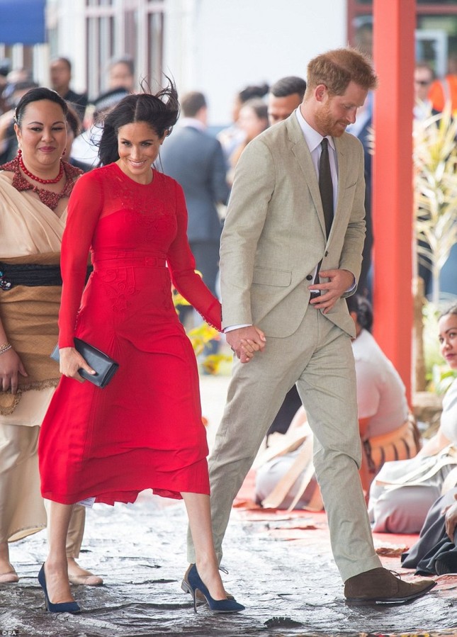 Xuất hiện vô cùng nổi bật cùng Hoàng tử Harry nhưng Công nương Meghan lại mặc váy quên không cắt mác ảnh 4