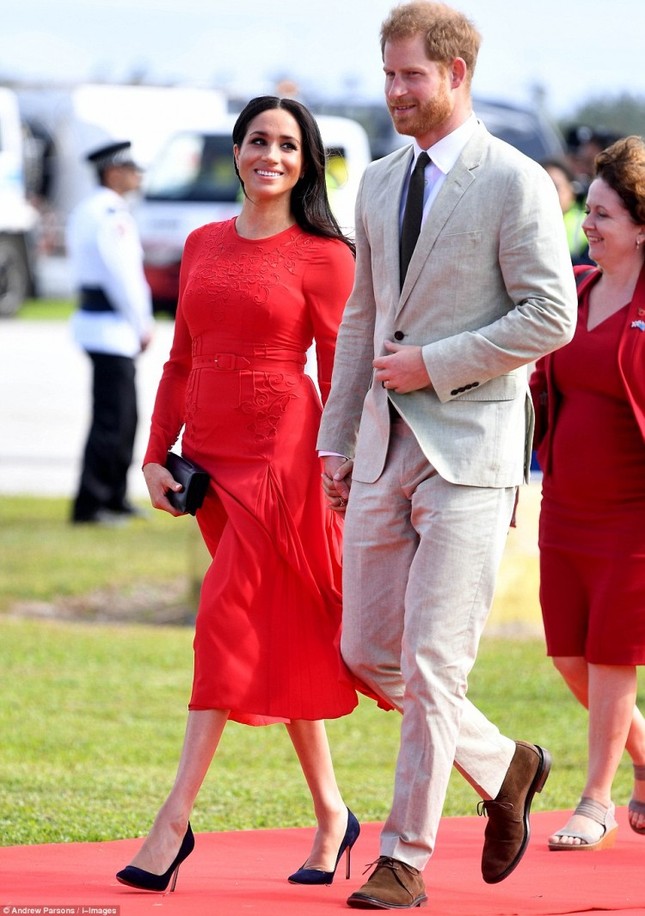 Xuất hiện vô cùng nổi bật cùng Hoàng tử Harry nhưng Công nương Meghan lại mặc váy quên không cắt mác ảnh 5