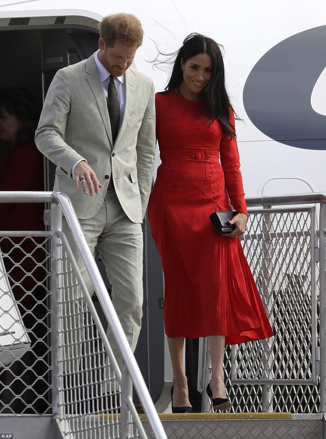 Xuất hiện vô cùng nổi bật cùng Hoàng tử Harry nhưng Công nương Meghan lại mặc váy quên không cắt mác ảnh 1