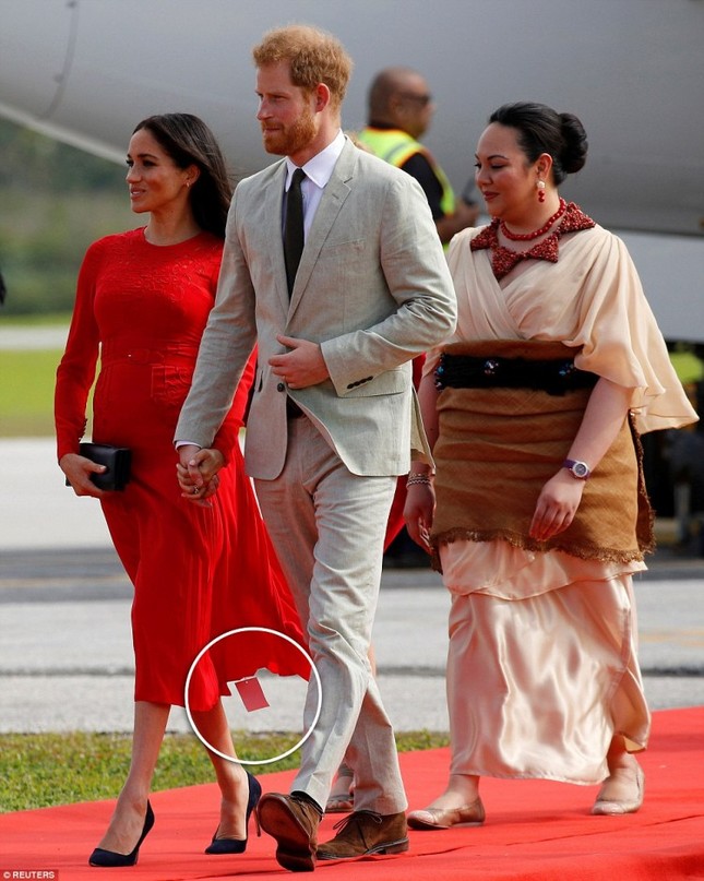 Xuất hiện vô cùng nổi bật cùng Hoàng tử Harry nhưng Công nương Meghan lại mặc váy quên không cắt mác ảnh 2