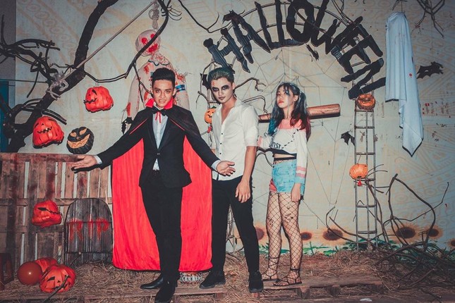 Vào xem "trường người ta" đã nhiều trai đẹp gái xinh lại còn cosplay cực "chất" mùa Halloween đây này! ảnh 1