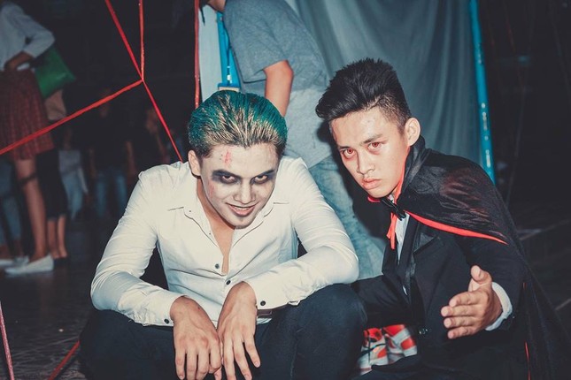 Vào xem "trường người ta" đã nhiều trai đẹp gái xinh lại còn cosplay cực "chất" mùa Halloween đây này! ảnh 3