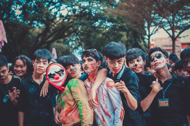 Vào xem "trường người ta" đã nhiều trai đẹp gái xinh lại còn cosplay cực "chất" mùa Halloween đây này! ảnh 5