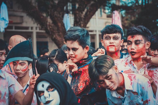 Vào xem "trường người ta" đã nhiều trai đẹp gái xinh lại còn cosplay cực "chất" mùa Halloween đây này! ảnh 6