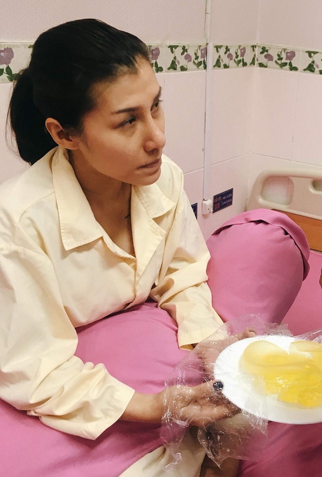 Ca sĩ vỡ túi nâng ngực trên máy bay: "Tôi đau như sống trong địa ngục" ảnh 2