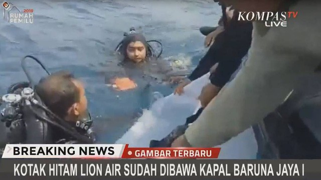 Tìm thấy hộp đen máy bay chở 189 người gặp nạn tại Indonesia ảnh 1
