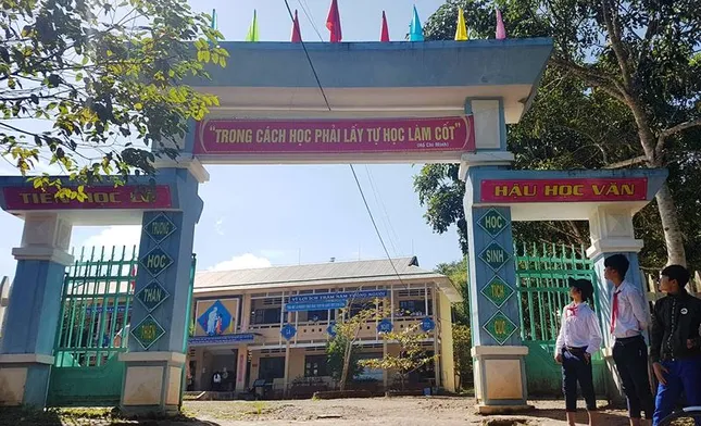 Hàng trăm học sinh có nguy cơ bỏ học vì… xã đạt nông thôn mới ảnh 1