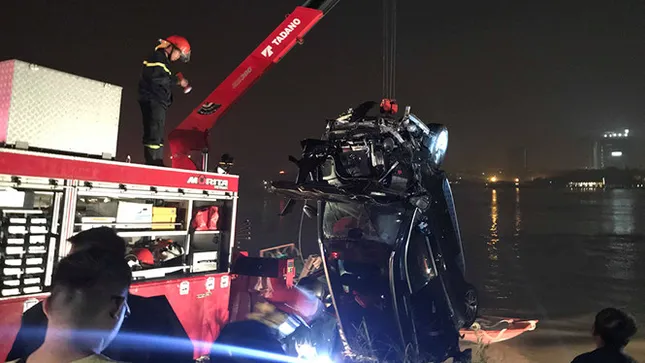 Vụ Mercedes lao xuống sông Hồng: Hé lộ giấy tờ người đàn ông tìm thấy trên xe ảnh 1