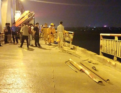 Vụ Mercedes lao xuống sông Hồng: Hé lộ giấy tờ người đàn ông tìm thấy trên xe ảnh 2