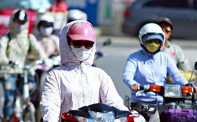 Thời tiết Hà Nội quá "khó chịu", teen dài cổ chờ không khí lạnh về ảnh 1