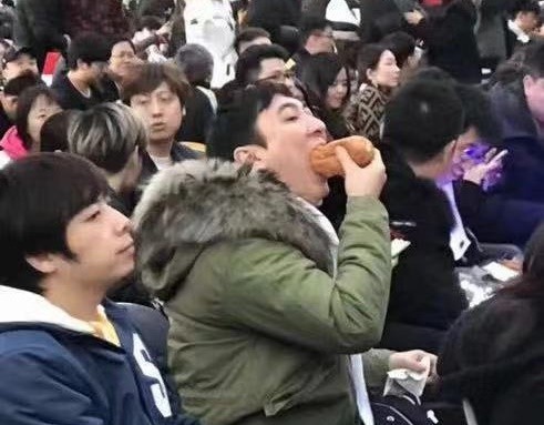 Đúng là "đại thiếu gia" Trung Quốc, ăn hot dog cũng có thể trở thành xu hướng! ảnh 2