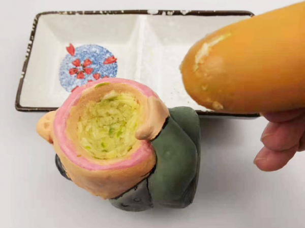 Đúng là "đại thiếu gia" Trung Quốc, ăn hot dog cũng có thể trở thành xu hướng! ảnh 6
