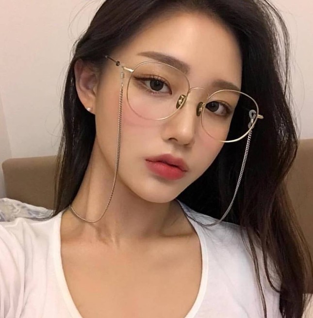 Ai nói đeo kính là "mọt sách"? Hãy xem hội con gái biến chiếc kính tròn thành phụ kiện lung linh ảnh 9