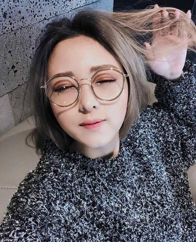 Ai nói đeo kính là "mọt sách"? Hãy xem hội con gái biến chiếc kính tròn thành phụ kiện lung linh ảnh 2