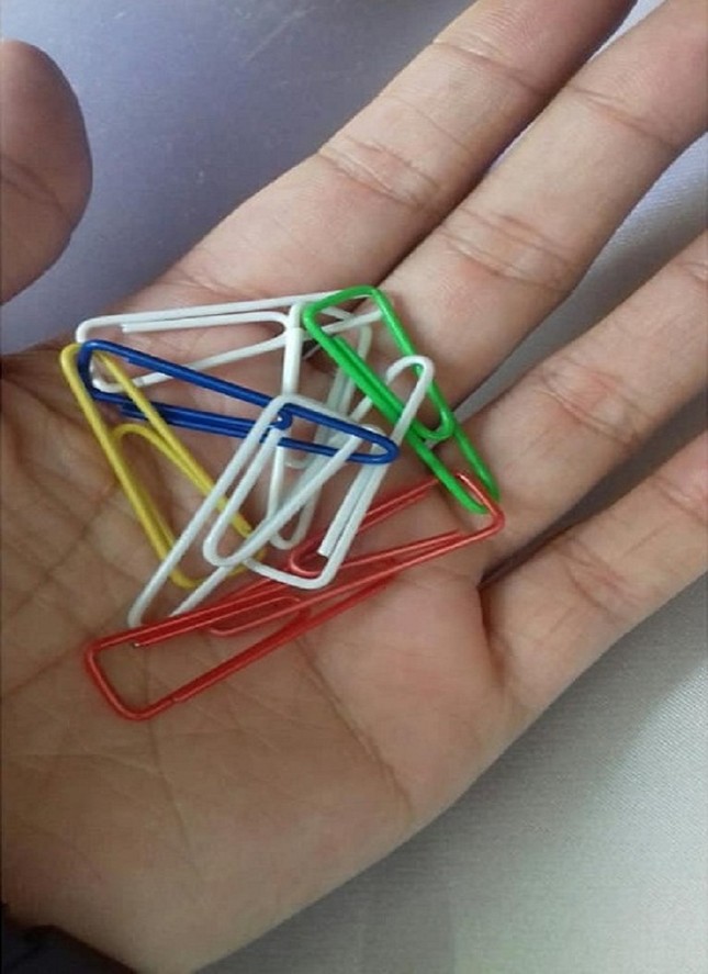 Sau trào lưu "Quý phi bút bi", teen nghĩ ra trào lưu mới "Cài tóc kẹp giấy" cực đáng yêu ảnh 1