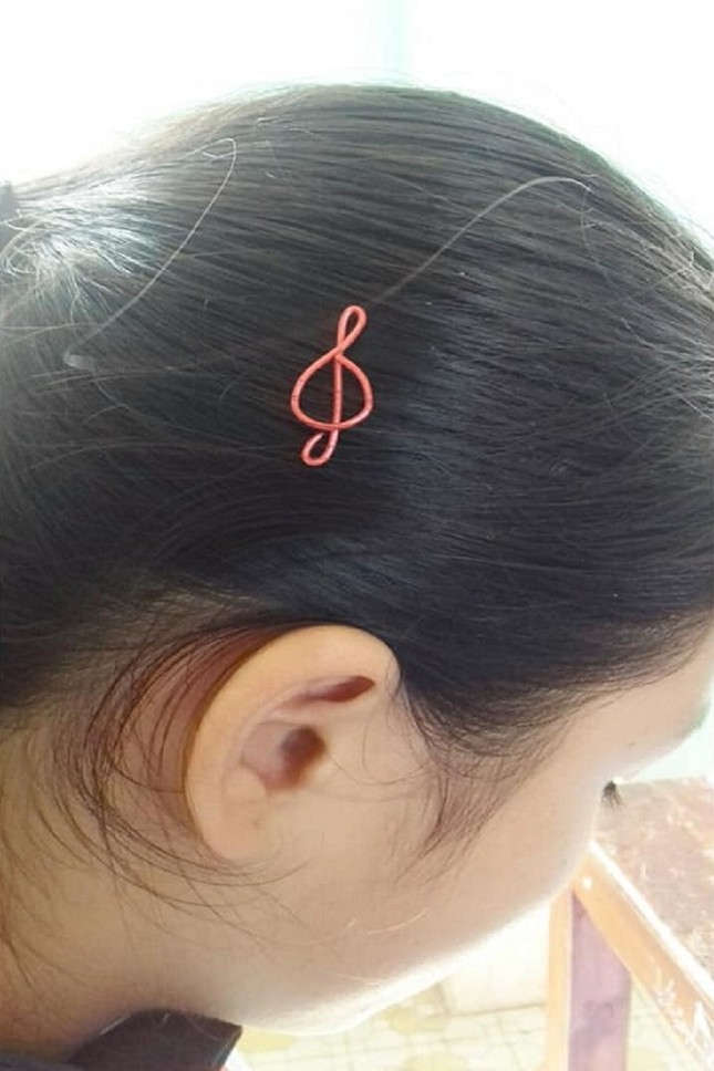 Sau trào lưu "Quý phi bút bi", teen nghĩ ra trào lưu mới "Cài tóc kẹp giấy" cực đáng yêu ảnh 4