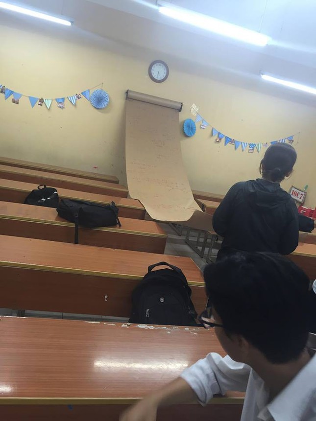 Bí kíp học Hóa "gây sốt": Chép toàn bộ công thức thành "Chiếu dời đô" treo ở cuối lớp ảnh 1