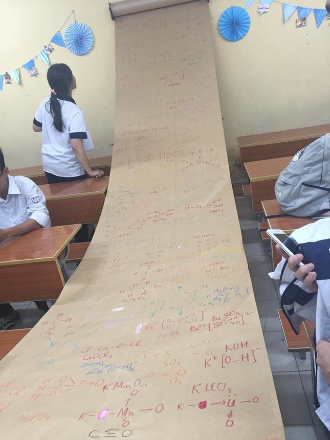 Bí kíp học Hóa "gây sốt": Chép toàn bộ công thức thành "Chiếu dời đô" treo ở cuối lớp ảnh 3
