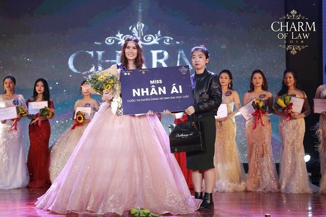 Phản biện xuất sắc quan điểm về phụ nữ “ngoan, ngon, ngơ”, nữ sinh đăng quang Charm Of Law 2018 ảnh 6