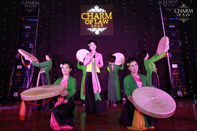 Phản biện xuất sắc quan điểm về phụ nữ “ngoan, ngon, ngơ”, nữ sinh đăng quang Charm Of Law 2018 ảnh 3
